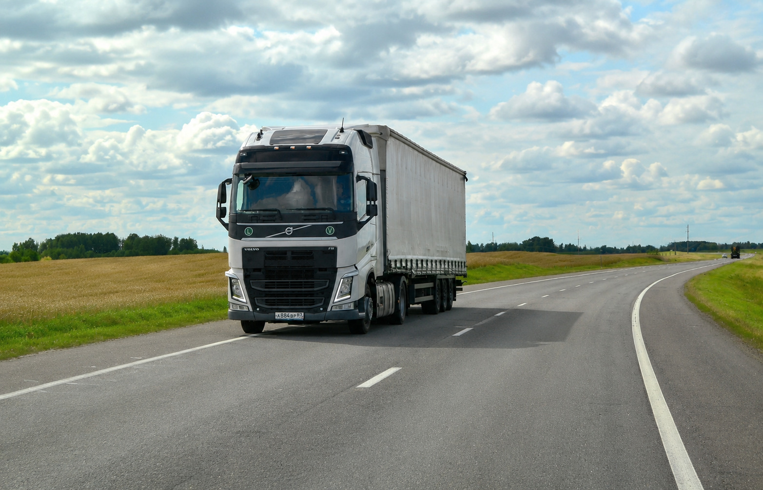 Camión Volvo FH con semirremolque circulando por autopista